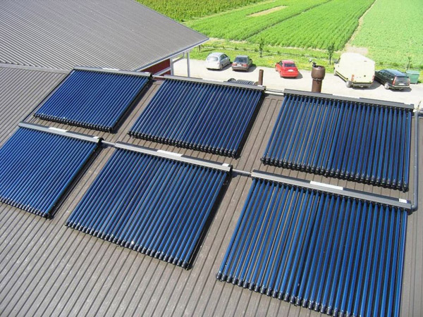 Painéis solares de aquecedor de água no telhado, 